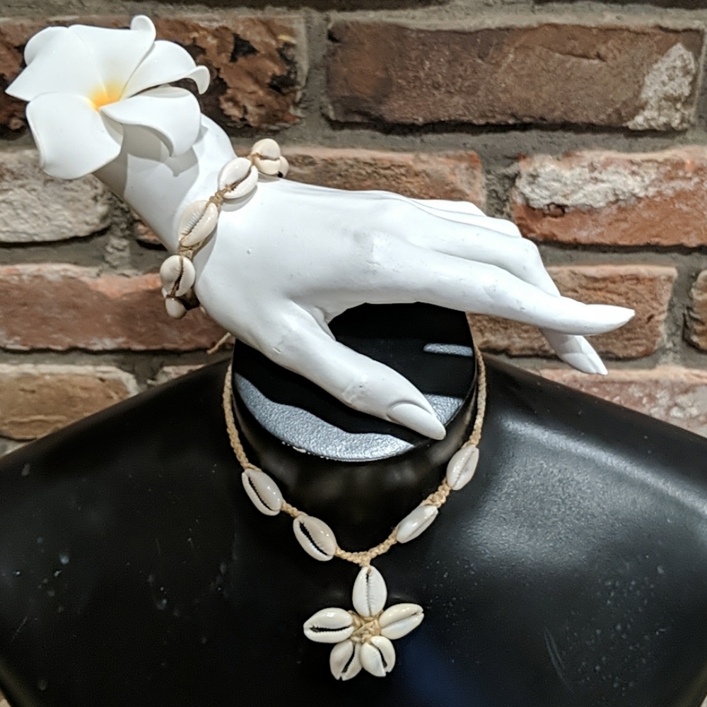 Matching shell/macramé necklace and bracelet